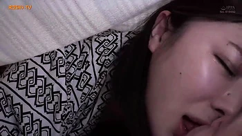 Asiatique aux gros seins prend un bain chaud