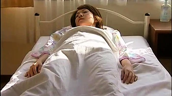 Cuckold genießt, wie seine Frau von einem anderen gefickt wird