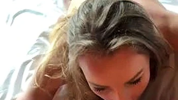 Vuelo sexual: babe tetona pequeña doggy, vaquera y misionero