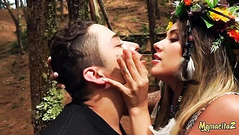 Sara loira curvilínea fode selvagem na posição cowgirl ao ar livre