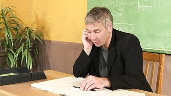 Secretária sexy cavalga e faz boquete profundo com gozada na boca