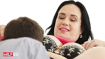 Stöhnt in Dessous beim tiefen Ficken mit großem Schwanz