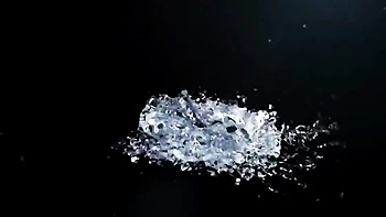 Brunette Lana Ray mijando forte, diversão com golden showers