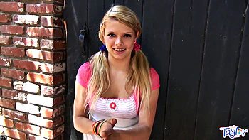 Blonde Teen mit kleinem Arsch fickt und wird ins Gesicht gespritzt