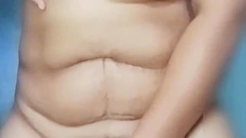 Индийская девушка мастурбирует в ванной одна