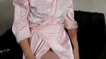 Indisches Amateurgirl im engen Satinkleid