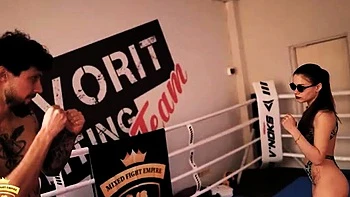 Luta femdom morena com fetiche por pés