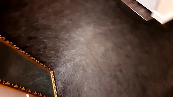 Demi-sœur m'a surpris en train de branler, puis baisée anale