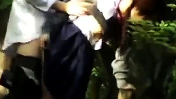 Японская любительница жестко трахнута на улице