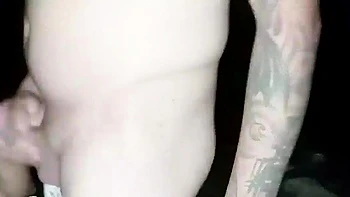 Брюнетка милфа ебется в попу и сосет на улице