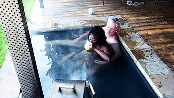 Kleine schwarze Hotwife wird im Morgengrauen doggystyled