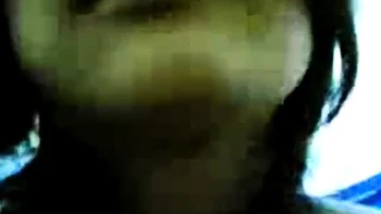 Busige asiatische Amateurin fummelt sich im Dessous