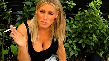 Blonde Big Tits Femdom verführt draußen in Dessous