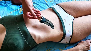 Vibrierende Feder bringt Stiefschwester zum Orgasmus