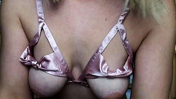 Chica rubia teen en solo tocándose los pezones ASMR