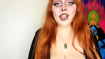 Verrückte rothaarige Milf masturbiert mit Toys in Dessous