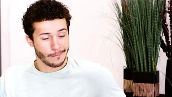 Teen Brünette Layna Marie saugt Schwanz und leckt Fotze