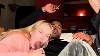 Blonde baise interracial à trois avec grosses bites