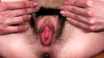 Волосатая брюнетка Натали Флауэрс дрочит в одиночестве