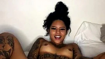 Amatrices sucent et chevauchent en levrette