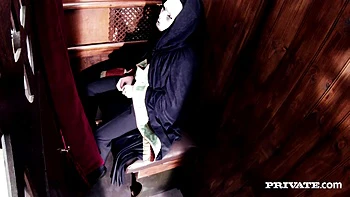 Блондинка нимфоманка Сатин Спарк трахнута священником с огромным членом