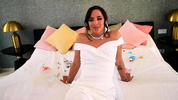 Amirah Adara s'invite au mariage et baise la brune aux petits seins