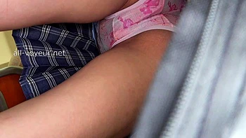 Азиатская школьница под юбкой в POV вуайер