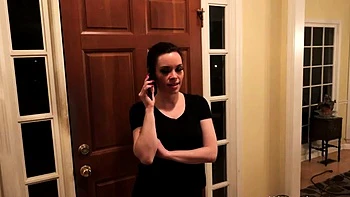 Брюнетка-подросток от Jasmin Jai получает массаж жопы и валится в нокаут