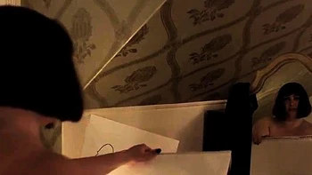 Milf brune ronde nue avec gros cul