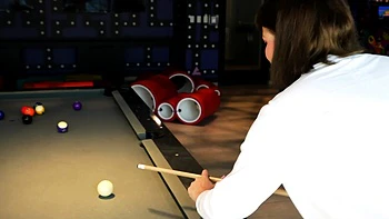 Возбужденная тинейджерша Лилит Грей трахает в заднюю дверь по самые яйца