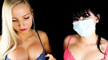 Babe ASMR mascarada arranha sutiãs no estilo lésbico