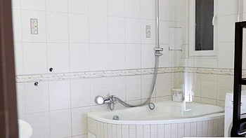 Collégienne colombienne suce la grosse queue du beau-frère