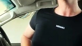 Mature brune se masturbe à la station de lavage