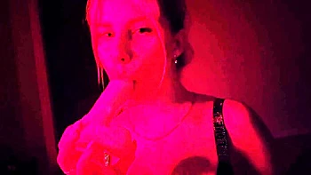 Rubia tatuada muestra sus habilidades chupando