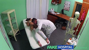 Falsche Klinik-Brünette Patientin verlangt Arzt's großen Schwanz