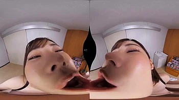 Chica asiática en VR chupando sola