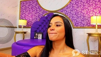 Любительница сосет член на вебкаме