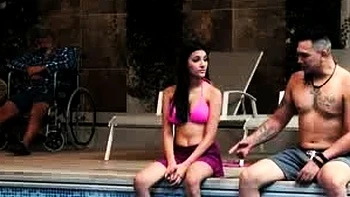 Freche Milf-Pflegerin saugt draußen