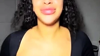 Grosse noire BBW suce et lèche les tétons