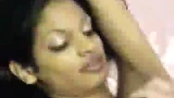 Корейская любительница сосёт член и трахается миссионером