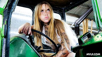 Milf tatouée Kimberly Crush adore le sexe hardcore