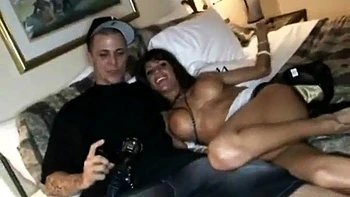 Bombe aux gros seins suce et chevauche en levrette