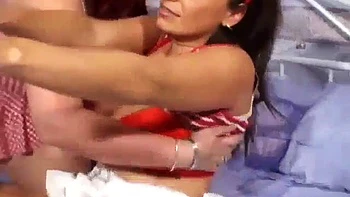 Deux milf lesbiennes se branlent aux gros seins