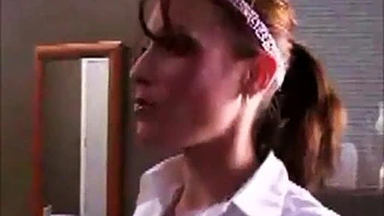 Brünette verführt schüchternes Mädchen zum ersten lesbischen Doggy und Lecken