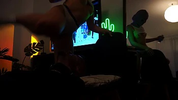 Госпожа Кэсси садится на лицо парню на стуле, большая задница