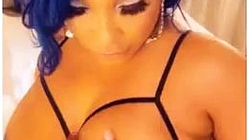 Gros cul noir baise en levrette avec une branlette