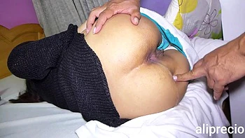 Zorra anal follada a cuatro y meando