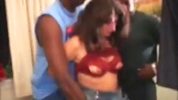 Жена ебется с огромным черным членом в позе догги и миссионера