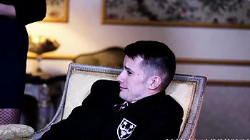 Étudiantes chaudes suçant et baisant sur commande