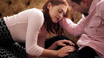 Веснушчатая блондинка с большими сиськами делает минет и жестко трахается догги